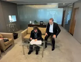 Javier Milei firmando la reforma laboral