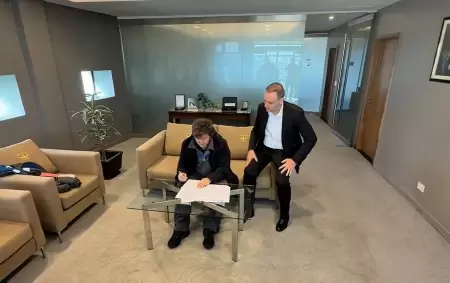 Javier Milei firmando la reforma laboral