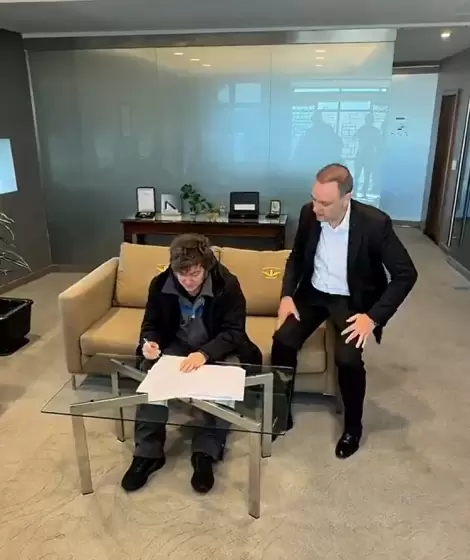 Javier Milei firmando la reforma laboral