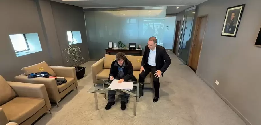 Javier Milei firmando la reforma laboral