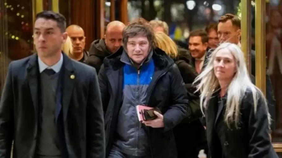 Milei con su overol de YPF en Oslo