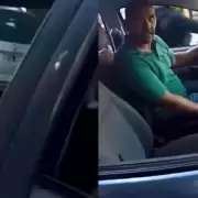 "Vas con tu hija": jugaba al Candy Crash mientras manejaba, fue escrachado y le quitaron la licencia