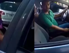 Un motociclista se pele� con un conductor que jugaba con el celular mientras manejaba