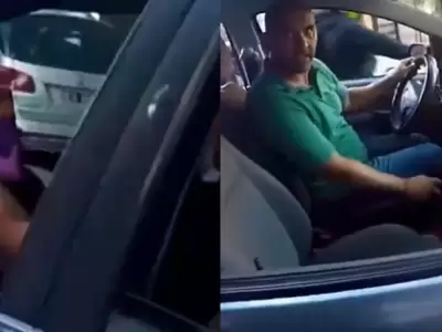 Un motociclista se pele con un conductor que jugaba con el celular mientras manejaba