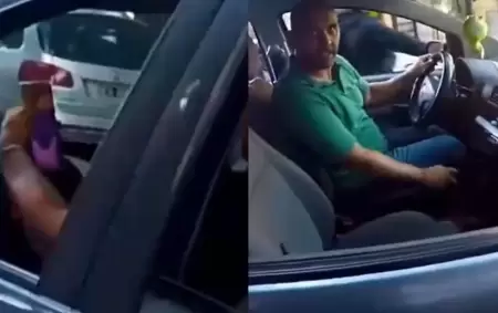 Un motociclista se pele con un conductor que jugaba con el celular mientras manejaba