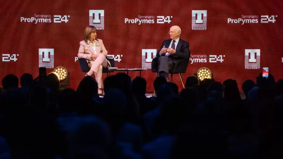 Patricia Bullrich junto a Paolo Rocca en el Seminario Propymes que organiz el grupo Techint.