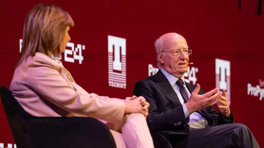 Paolo Rocca expone durante la charla que compartió con la senadora nacional Patricia Bullrich sobre la reforma laboral.