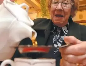 Compraron el juego de t� con el que Yiya Murano envenen� a sus amigas