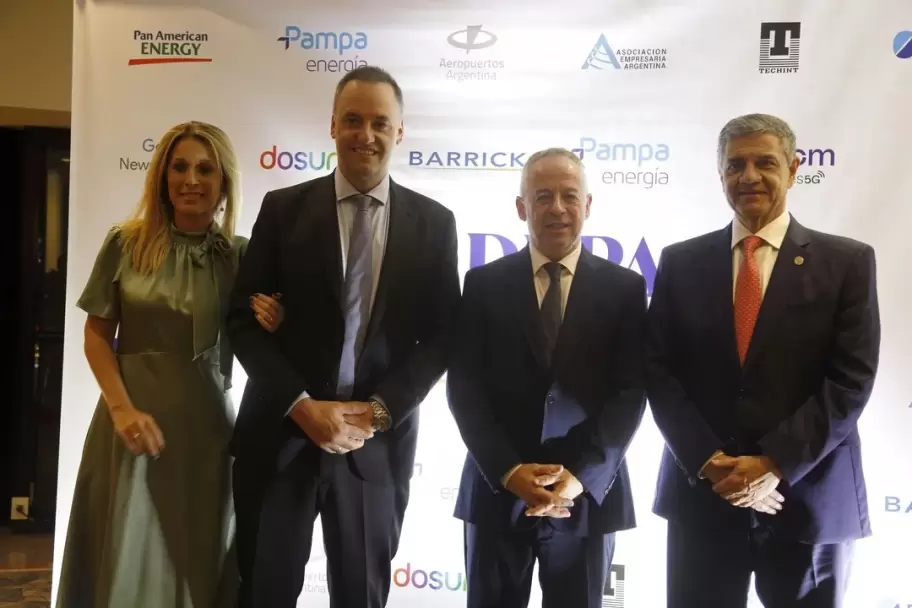 El jefe de Gabinete, Manuel Adorni, junto al jefe de Gobierno, Jorge Macri, y el presidente de ADEPA, Martín Etchevers.