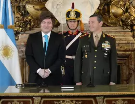 Javier Milei le tom juramento al militar Carlos Presti