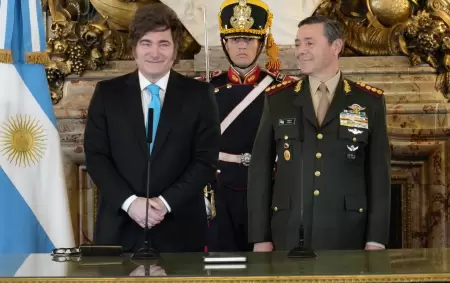 Javier Milei le tom juramento al militar Carlos Presti