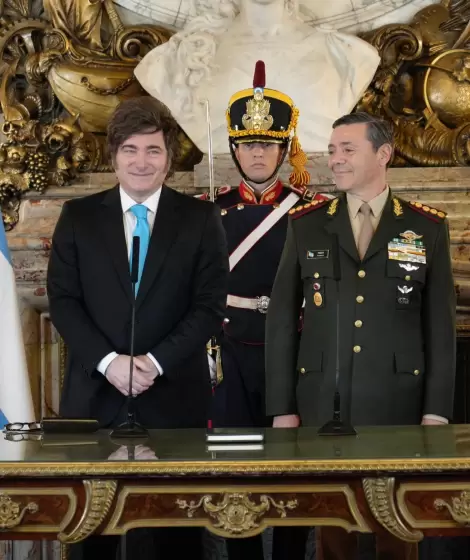 Javier Milei le tom juramento al militar Carlos Presti