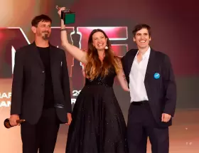 Nadia Cerino junto a Emiliano Ocampo y Mariano Mart�nez, los cient�ficos del CONICET que subieron a llevarse el Mart�n Fierro de Oro de Streamings.