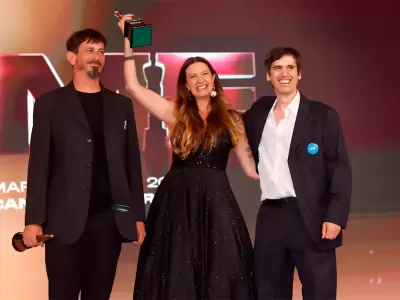 Nadia Cerino junto a Emiliano Ocampo y Mariano Martnez, los cientficos del CONICET que subieron a llevarse el Martn Fierro de Oro de Streamings.