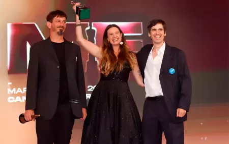 Nadia Cerino junto a Emiliano Ocampo y Mariano Martnez, los cientficos del CONICET que subieron a llevarse el Martn Fierro de Oro de Streamings.