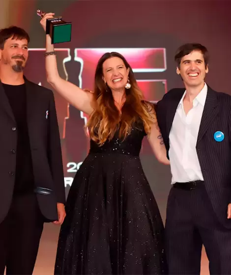 Nadia Cerino junto a Emiliano Ocampo y Mariano Mart�nez, los cient�ficos del CONICET que subieron a llevarse el Mart�n Fierro de Oro de Streamings.