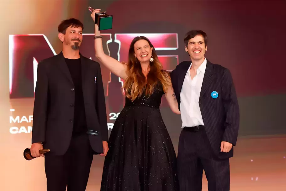 Nadia Cerino junto a Emiliano Ocampo y Mariano Mart�nez, los cient�ficos del CONICET que subieron a llevarse el Mart�n Fierro de Oro de Streamings.