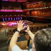 Horror detrás del telón: filmó a niñas en los camarines del Palacio Libertad y murió tras arrojarse por una ventana