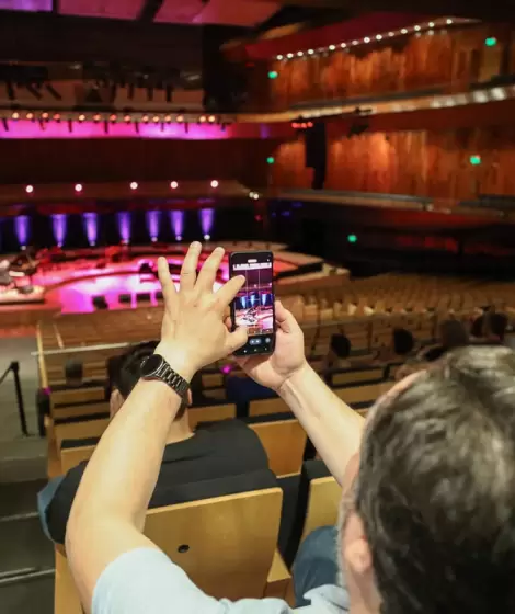 Grab� a menores de 14 a�os, fue descubierto y re arroj� por la ventana.