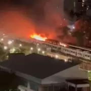 Noche de fuego en Colegiales: vagones en desuso del Tren Mitre ardieron a metros de las casas y cubrieron el barrio de humo