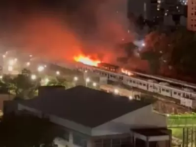 Vagones en desuso ardieron a metros de las casas y cubrieron el barrio de humo