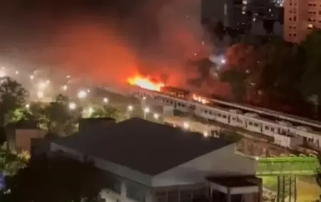 Vagones en desuso ardieron a metros de las casas y cubrieron el barrio de humo