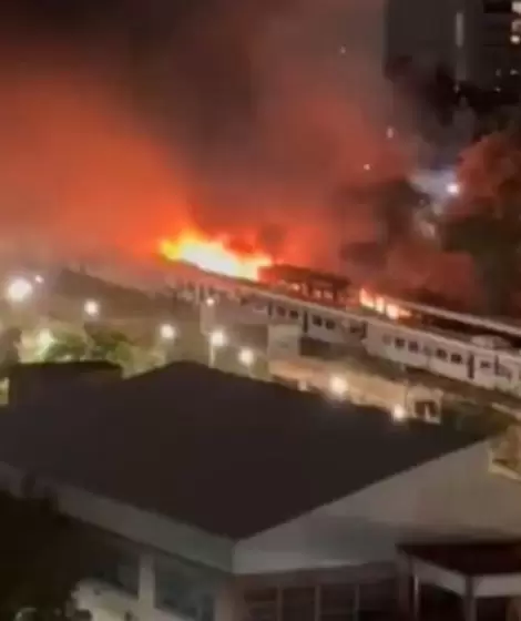 Vagones en desuso ardieron a metros de las casas y cubrieron el barrio de humo