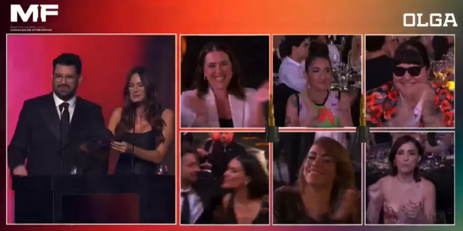 El momento en que Momi Giardina sube a buscar su Martín Fierro y Anacleta Chicle hace el gesto de una felación.