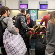 Ajuste en pista: controladores denuncian ajuste, el Gobierno habla de "casta" y los pasajeros son los que pagan