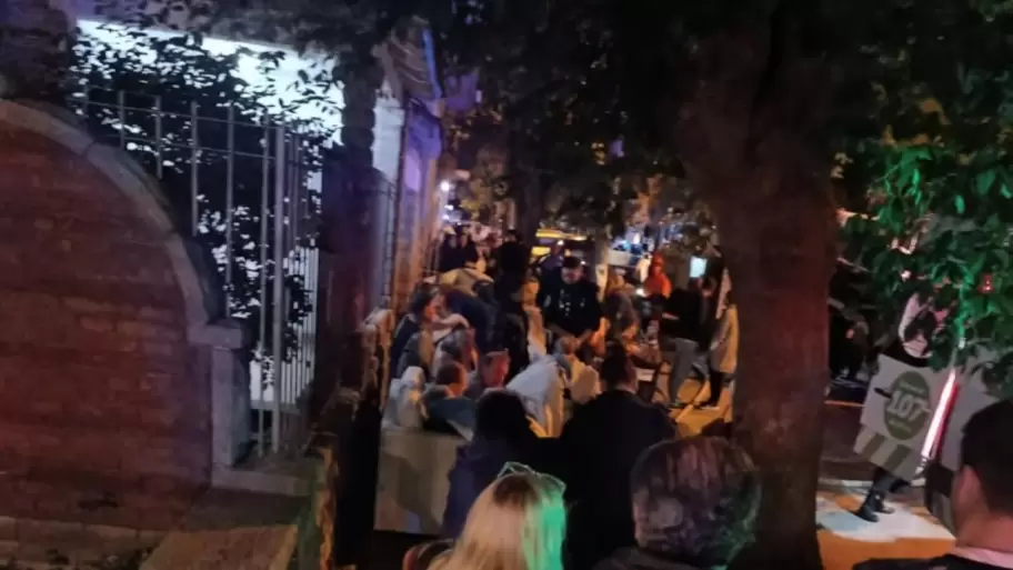 Un incendio en el geri�trico Sagrada Familia de Mar del Plata dej� cuatro mujeres muertas y varios heridos.