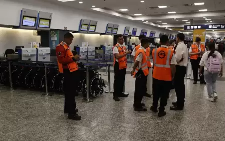 Paro a�reo en plena temporada alta