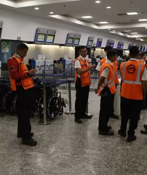 Paro a�reo en plena temporada alta