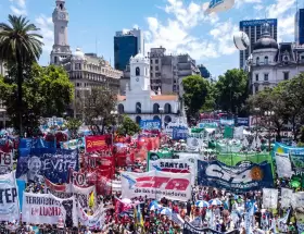 Distintas columnas obreras en la Plaza de Mayo.