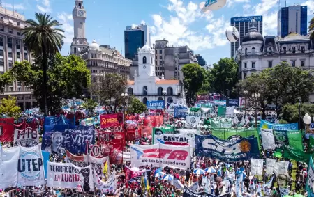 Distintas columnas obreras en la Plaza de Mayo.