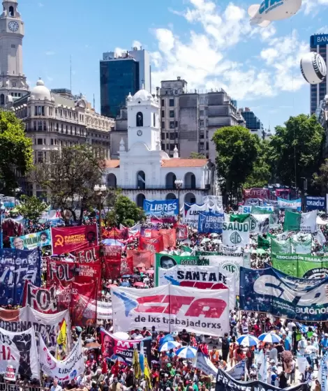 Distintas columnas obreras en la Plaza de Mayo.