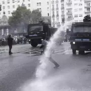 Milei banalizó la violencia estatal y se burló de los manifestantes en el Congreso: "Estamos bañando gente"