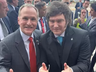 Peter Lamelas junto a Milei en la llegada de los F-16 de Luis Petri