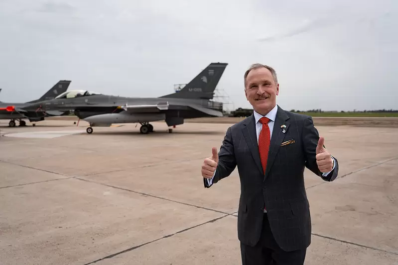 Peter Lamelas presenció la llegada de los F-16 de Luis Petri