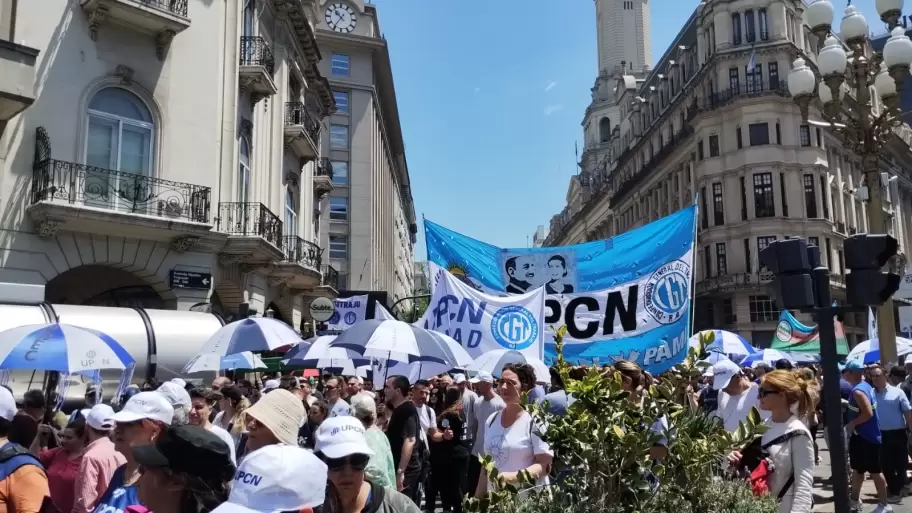 la Confederación General del Trabajo de la República Argentina (CGT) lleva adelante una movilización en Plaza de Mayo