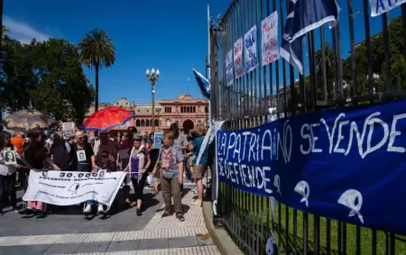 Una de las habituales rondas de las Madres de Plaza de Mayo alrededor de la pir�mide.
