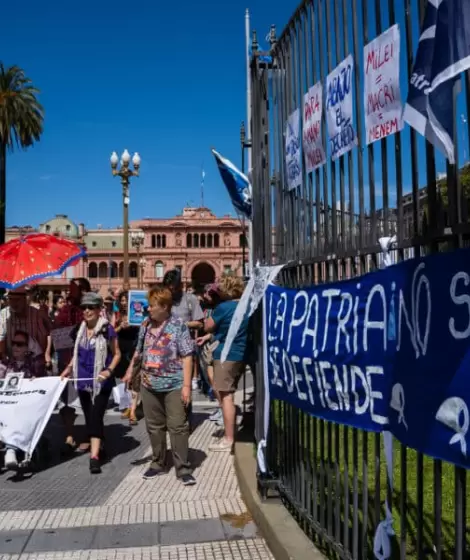 Una de las habituales rondas de las Madres de Plaza de Mayo alrededor de la pir�mide.
