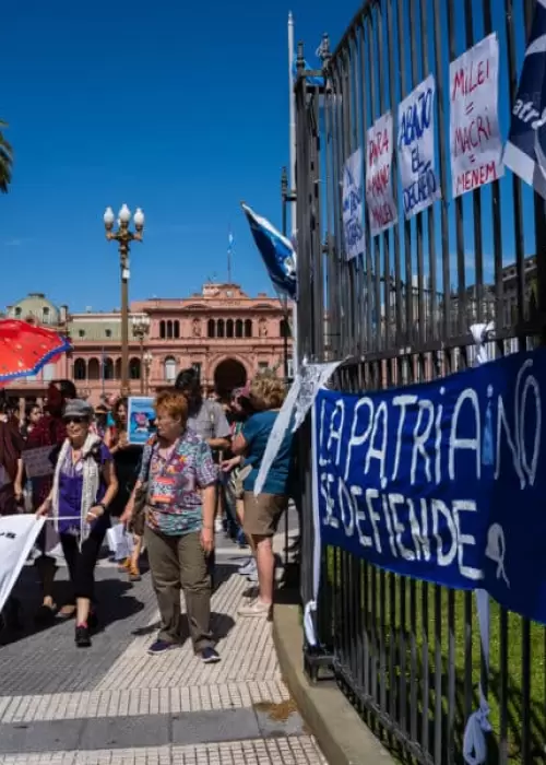 Una de las habituales rondas de las Madres de Plaza de Mayo alrededor de la pir�mide.