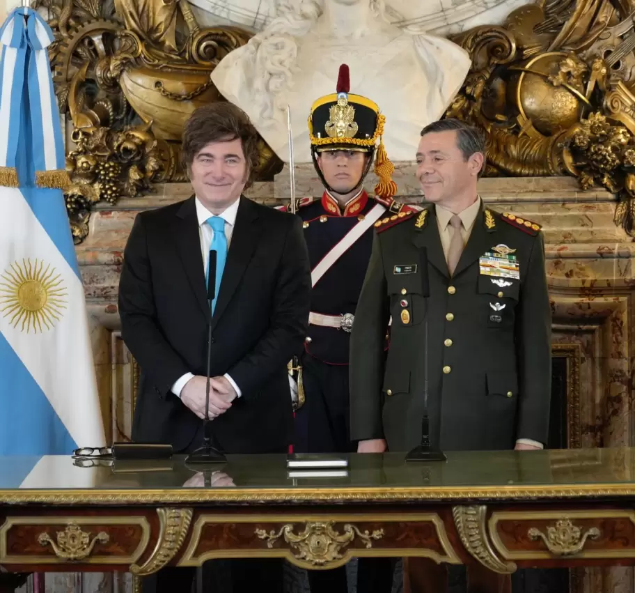 Javier Milei y el ministro de Defensa, el teniente general Carlos Presti