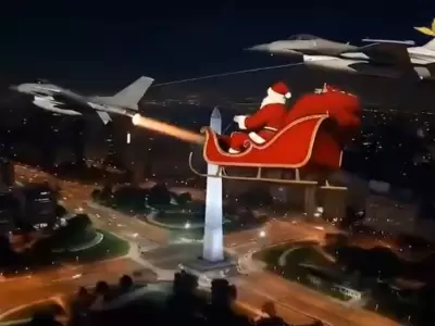 Pap� Noel siendo escoltado por los F-16