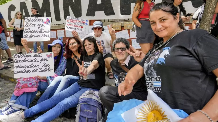 La militancia lleg� al Otamendi a cuidar de Cristina Fern�ndez de Kirchner