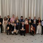 Asado en Olivos mientras se ajusta el pa�s:  Milei reuni� a su gabinete y les regal� uno de los libros m�s pol�micas del ideario libertario