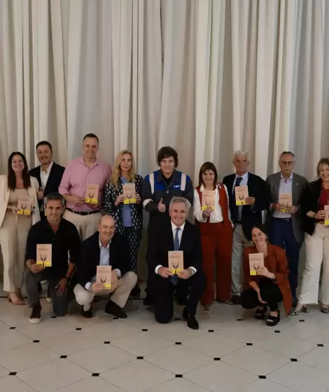 Milei reuni� a su gabinete y les regal� un libro