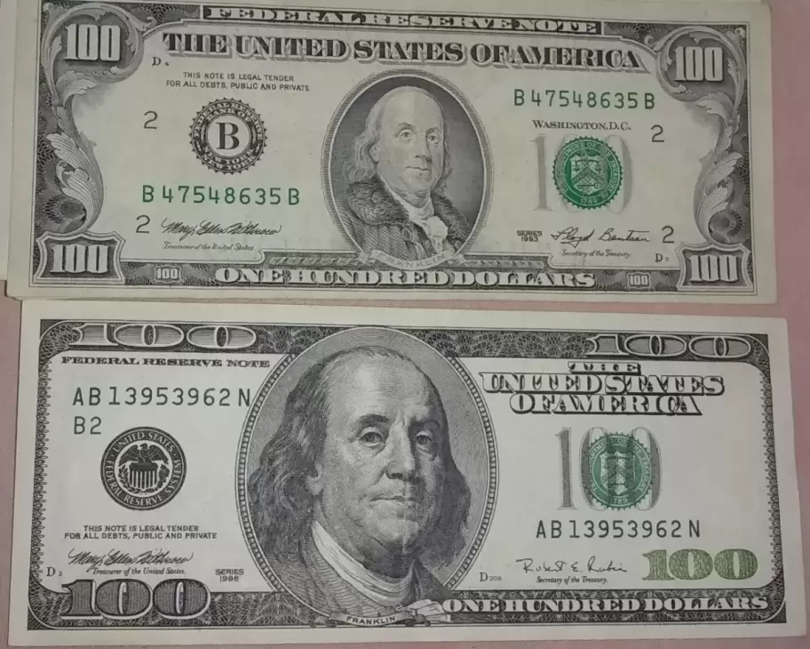 Un d�lar "cara chica" arriba y uno "cara grande" abajo.