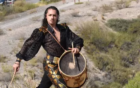 Enzo Nievas es neuquino, bailar�n de malambo y director de Royal Gauchos junto a Ginnet Servian.