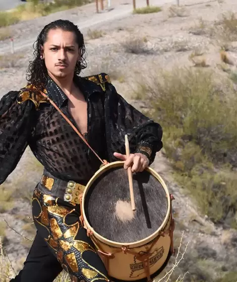 Enzo Nievas es neuquino, bailar�n de malambo y director de Royal Gauchos junto a Ginnet Servian.